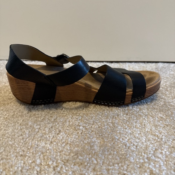 Dansko Women’s Lindsay Wedge Sandals - Picture 5 of 8